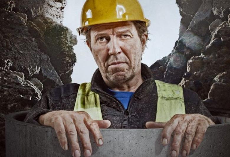 Martti Suosalo esittää Helsingin Kaupunginteatterin uutuusnäytelmässä Mikko Räsäsen tulevaisuus, jossa menetyksen kokenut rakennusmies yrittää selvitä poikansa kanssa arjesta.