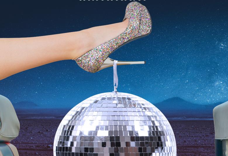 Teemu Kavaston suunnittelema juliste Helsingin Kaupunginteatterin 25.8.2022 ensi-iltaan tulevaan näytelmään Priscilla, aavikon kuningatar.