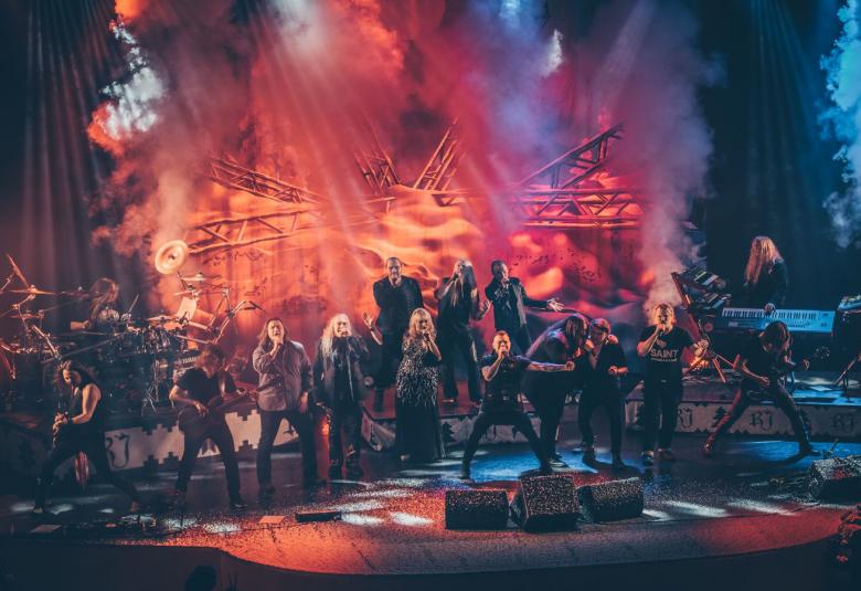 Raskasta Joulua -yhtyeen kiertue alkaa 4.12.2021 Oulun Ouluhallista ja päättyy 19.12.2021 Helsingin Hartwall areenalle.