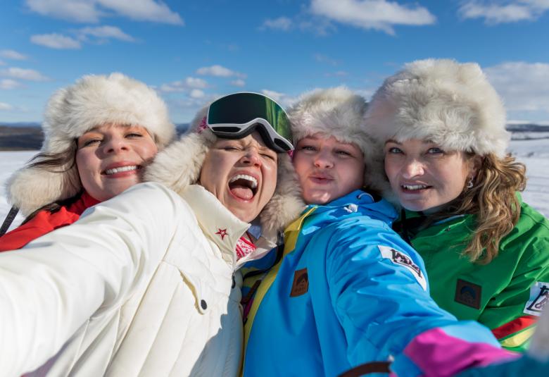 Tammikuussa 2022 tulee ensi-iltaan elokuva Skimbagirls, jossa ystävykset, neljä keski-ikäistä naista seikkailee Lapin laskettelukohteessa.