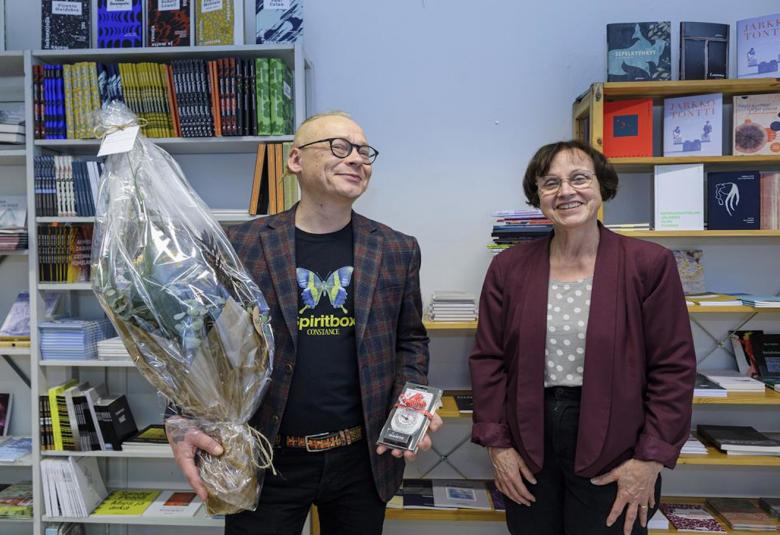 Suomen Kirjailijaliiton Suunta-palkinto 2021 jaettiin 4.11.2021 Kirjan talo ry:lle, palkinnon ojensi Virpi Hämeen-Anttila Petri Tähtiselle.