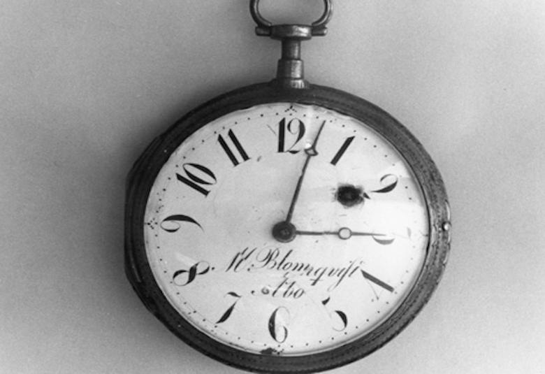 Kuvassa on taskukello, jonka on Magnus Blomqvist tehnyt  noin 200 vuotta sitten.