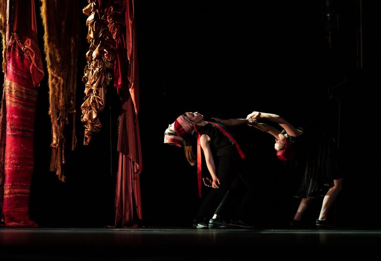 Nykytanssifestivaali Sivuaskelen saamelaistaiteilijan Elle Sofe Saran teos The answer is land esitetään 12.–13.2.2022.