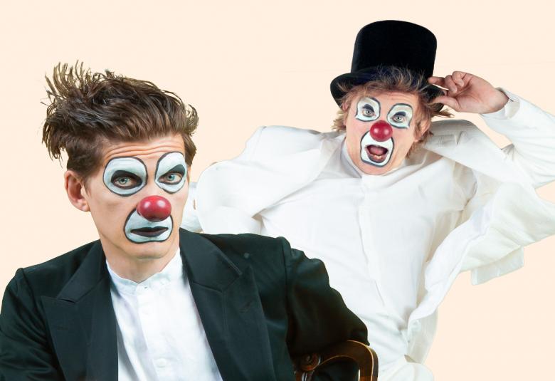 imo Ruuskanen ja Tuukka Vasama ovat  Red Nose Companyn näyttelijöitä, jotka tuovat Aleksis Kiven elämän Kansallisteatterin näyttämölle 17.2.2022.