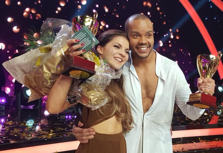 Kuvassa ovat Ernst Wilson ja Anniina Koivuniemi onnittelukukat ja pokaali käsissään. Kuva on puolivartalokuva.