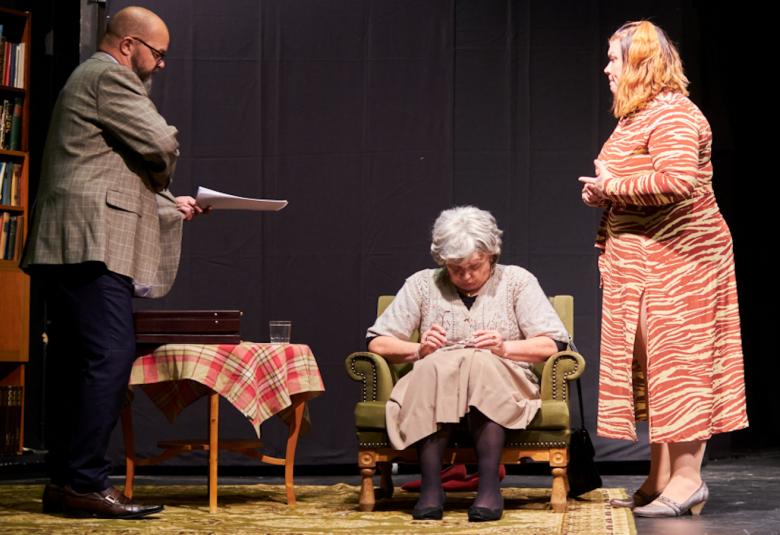 Anjalankosken teatterin näytelmän Vihainen leski päähenkilö eli Ulla-Riitta, jota esitti näyttelijä Raijaliisa Laukkanen.