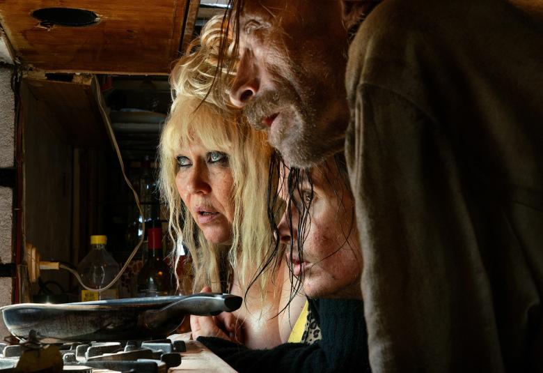 J-P Valkeapään uusi elokuva Hetki lyö saa ensi-iltansa syksyllä 2022, kuvassa elokuvan päätähdet Outi Mäenpää, Johannes Holopainen ja Ilkka Heiskanen.