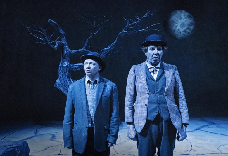 Huomenna hän tulee -näytelmän Vladimir Martti Suonsalo ja Estragon Mika Nuojua odottamassa tien poskessa  Godot'a.
