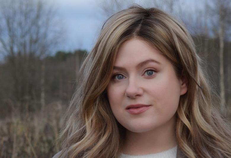 Kuvassa on Anne-Maija Aalto, josta on kasvokuva ja kuva on otettu ulkona.