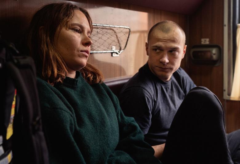 Sydänsurujaan Moskovasta Murmanskiin pakeneva Laura (Seidi Haarla) saa hyttikaverikseen kovapintaisen kaivostyöntekijän Ljohan (Juri Borisov).