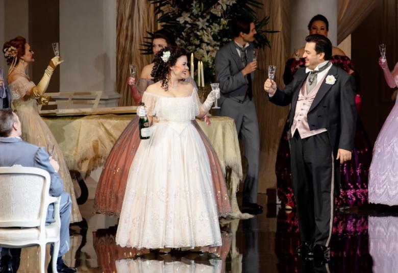 La Traviata tuo hurmaavat pariisilaisjuhlat ja haikean rakkaustarinan kotisohville suoratoistona 21. joulukuuta, violettana Tuuli Takala.