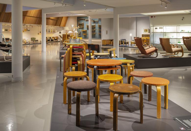 Virtuaalinäyttelyssä voi tutkia erilaisia kokoopanoja ja näyttelykokonaisuutta on täydennetty valokuvilla ja kalustepiirustuksilla.