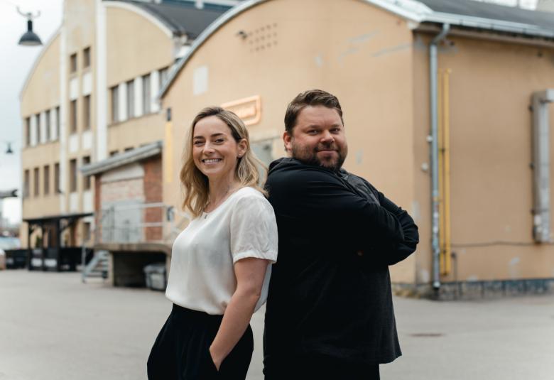 Iina Kuustonen ja Mikko Töyssy ovat  pääosissa elokuvassa Punttikomedia, joka tulee valkokankaalle vuonna 2022. 