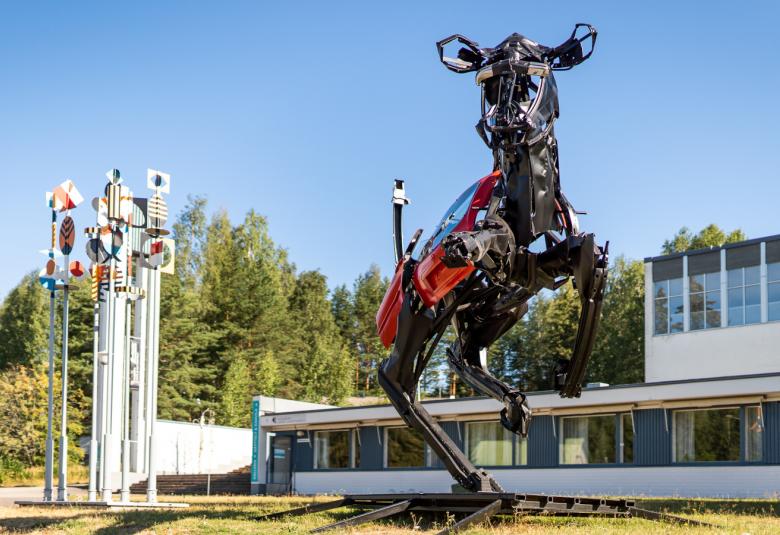 Kuvassa Vuohijärven luonto- ja kulttuuritalo, jonka edessä on Miina Äkkijyrkän Šikaani-veistos. 