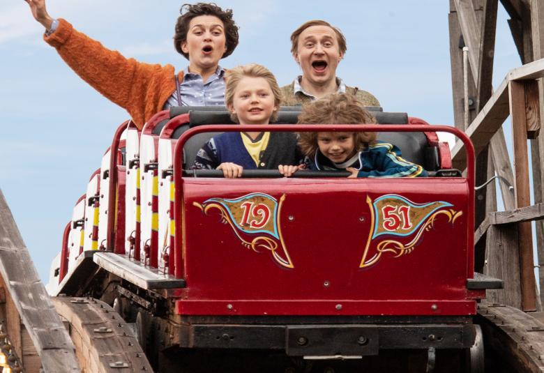 Koko perheen elokuva Kiljuset! tulee ensi-iltaan 18.2.2022 ja mekkaloiva perhe käy mm. Linnanmäellä juhlistamassa perheen kaksospoikien syntymäpäivää. 