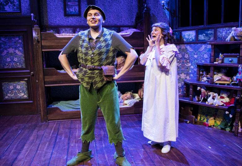 Kotkan teatterin Peter Pan'n roolissa on Jonde, jota näyttelee Kalle Kurikkala ja Eeva Hautala on Sanna, joka esittää Wendy Darlingia.