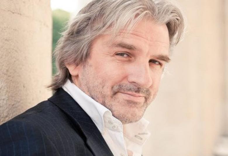 Irlantilainen huippupianisti Barry Douglas esiintyy Naantalissa 7.6.2022 avajaiskonsertissa ja seuraavana päivänä yhdessä Sinfonia Lahden kanssa.