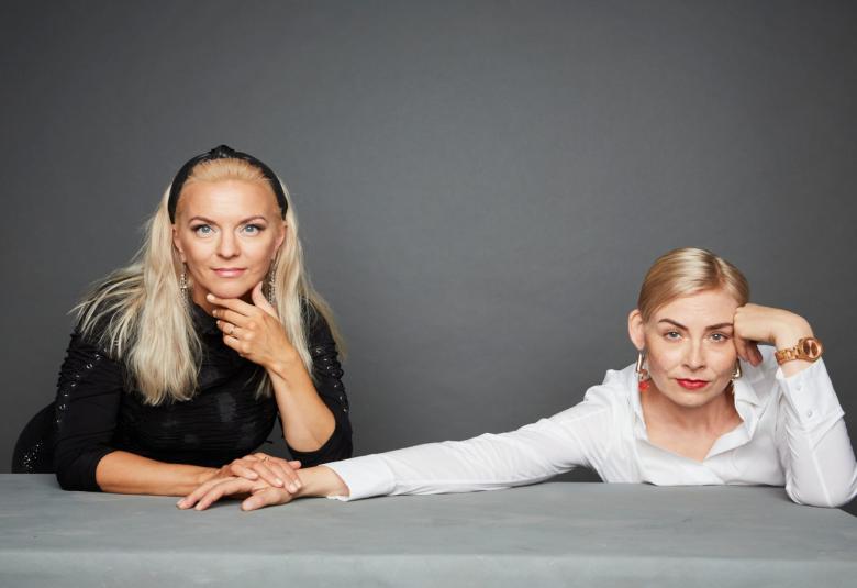 Kirjailijat Laura Lindstedt ja Sinikka Vuola ovat kirjoittaneet rikosromaanin, jossa kuolee väkivaltainen aviomies, kirja ilmestyy 28.1.2022. 