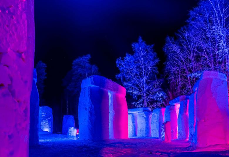 Valotaiteilija Kari Kola tiimeinensä on rakentanut puutarhaansa Joensuusssa Stonehengen lumesta 1:1 mittakaavassa ja projektin nimeksi tuli Snowhenge.