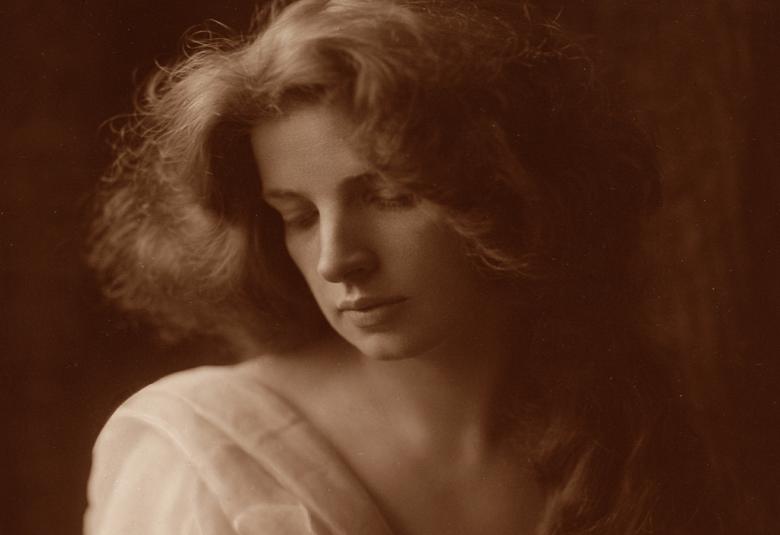 Alfred Nybom (1879–1963) oli muotokuvien ammattilainen, mikä näkyy myös Nuori nainen -kuvassa vuodelta 1905.