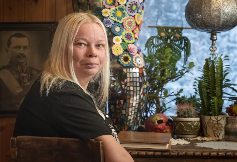 Lapinlahtelainen Marjut Kauppinen eli Romurinsessa on valittu vuoden 2021 ITE-taiteilijaksi.