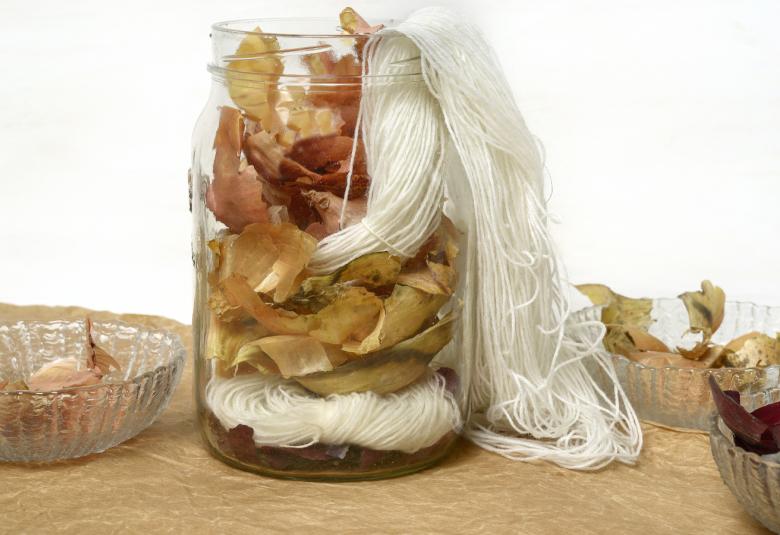 Taitoliiton käynnistämä Värjätään yhdessä -purkkivärjäysprojekti on vuoden 2022 käsityötekniikka eli värjäys luonnonväreillä. 