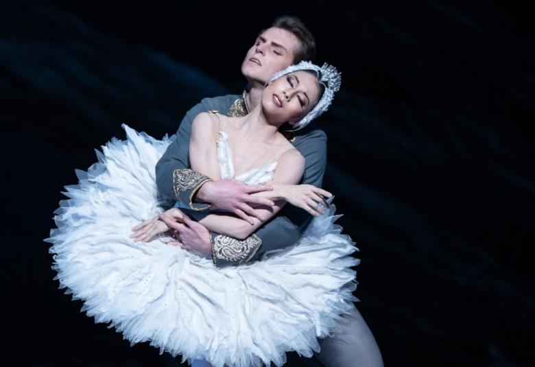 Kansallisbaletin 100-vuotisjuhlan kunniaksi esitetään Joutsenlampi-baletin ensi-iltanäytös suorana TV-lähetyksenä 17.1.2022.