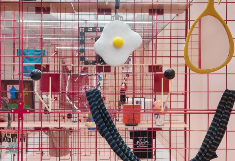 Taiteilija Pia Camil avaa Kiasmassa 8.4.2022 ARS22 – Eläviä kohtaamisia -näyttelyn, joka perustuu neljään esineiden vaihtotapahtumaan ennen näyttelyn avaamista.