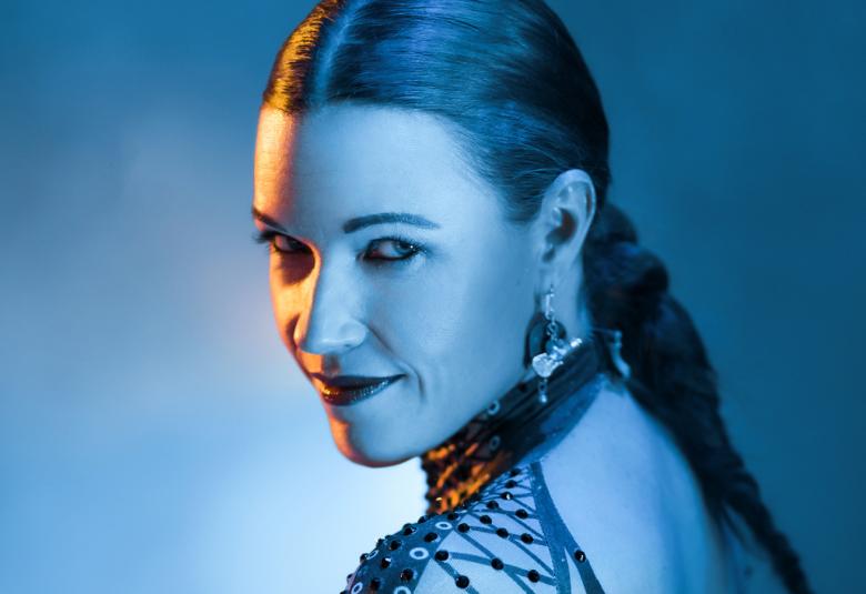 Kuvassa on Erja Lyytinen ja hän katsoo selkäpuolelta kuvaan.