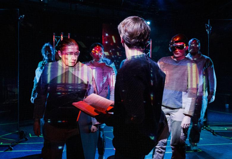 Kotimainen kantaesitys Fahrenheit 451 saa ensi-iltansa Joensuun kaupunginteatterissa 19.2.2022 ja se on Joensuun kaupunginteatterin ja Joensuun ylioppilasteatterin yhteistyötuotanto.  