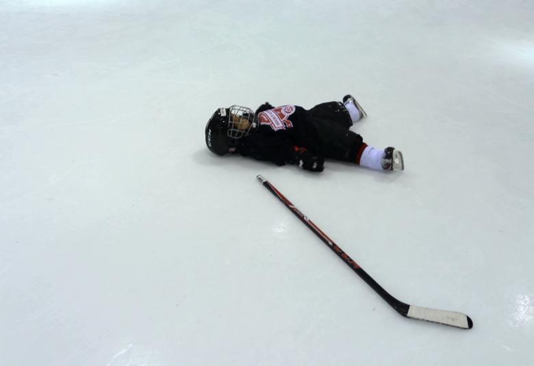 Hauska kuva pienestä jäälle väsähtäneestä kiekkoilijan alusta juttuun Hockey Dreams, vuoden ensimmäinen kotimainen ensi-ilta elokuvateattereissa.
