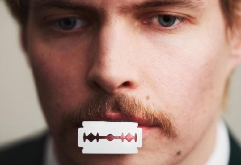 Teatteri Jurkassa ensi-iltansa saa 3.3.2022 Emmanuel Carrèren romaaniin perustuva näytelmä Viikset ja näyttämöllä on Johannes Holopainen.