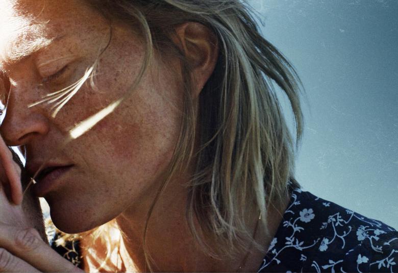 Aku Louhimiehen elokuva Odotus tulee ensi-iltaan 1.4.2022 . Se on kuvattu saaristomaisemissa, pääosan esittäjä ja myös toinen käsikirjoittaja on Inka Kallén. 