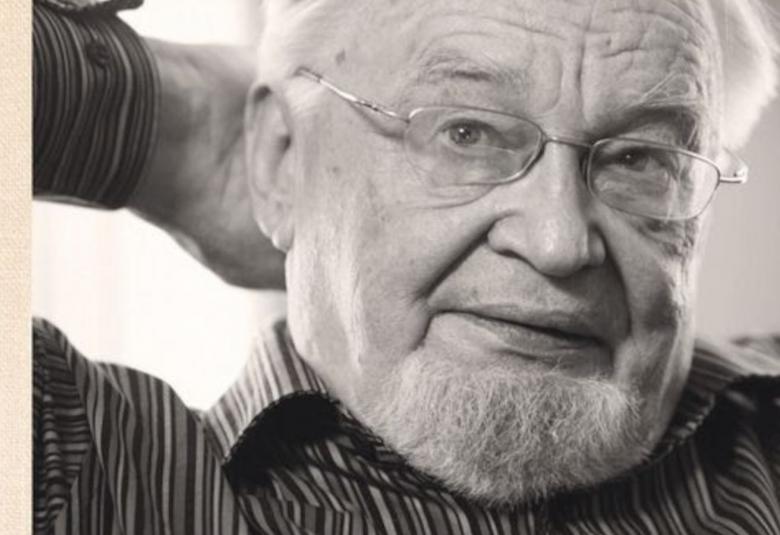 Tietokirjailija Matti Salminen on kirjoittanut kirjan Paavo Haavikon linja, Taiteen akateemikko, kirjailija Paavo Haavikosta (1931–2008). 