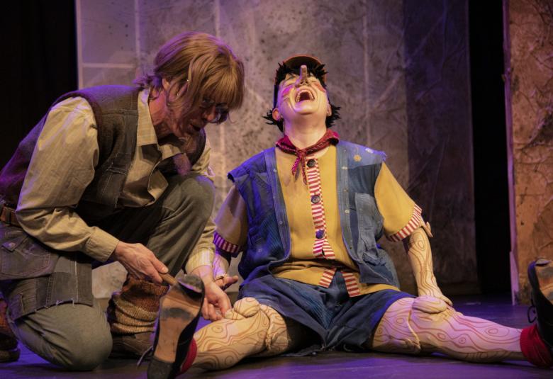 Kouvolan teatterin esittämässä Carlo Collodin sadussa köyhä puuseppä Geppeto tekee puunuken, jolle antaa nimen Pinokkio, samalla surkutellen, ettei ole saanut omaa lasta.