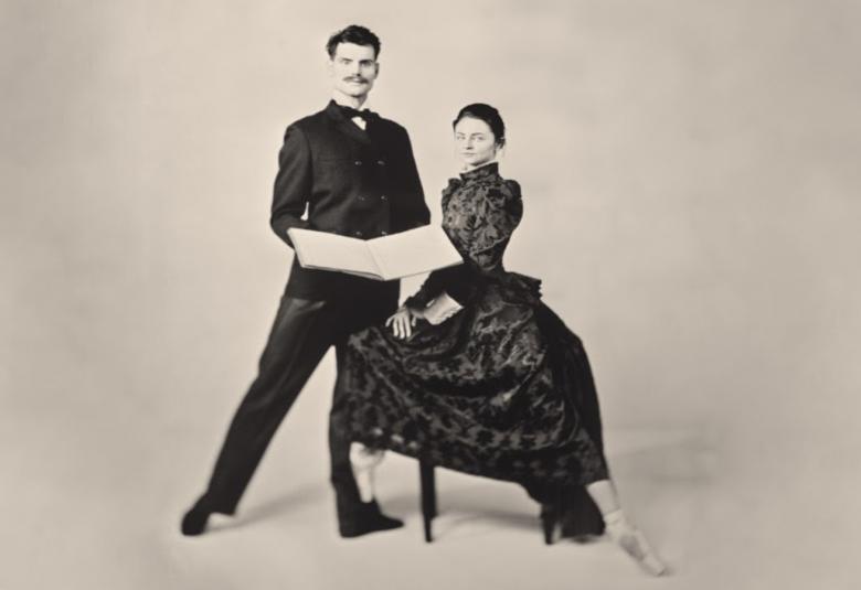 Sibelius-baletin lavastus ja puvustus pohjautuu Aino Sibeliuksen taidemaalariveljen Eero Järnefeltin maalauksiin ja 1900-luvun alun valokuviin.