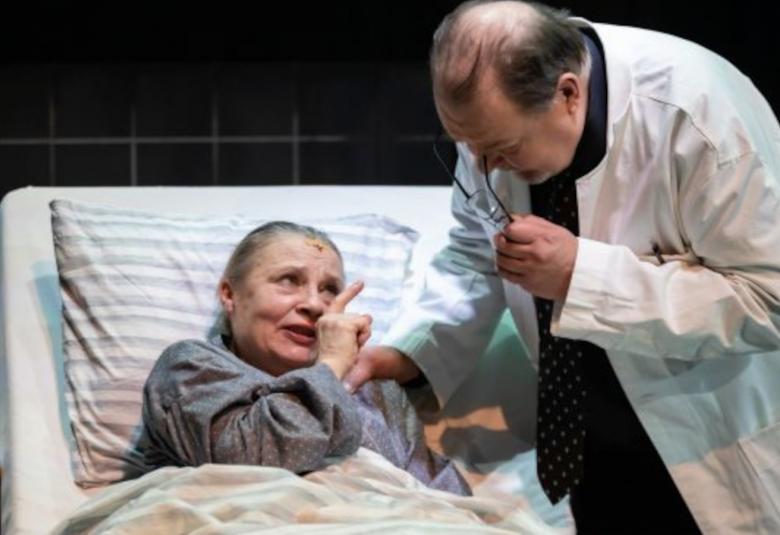 Kotkan teatterin Viimeinen potilas -näytelmän oli tosielämän tapahtumiin perustuva ja Mirka Myllärin käsikirjoittama.