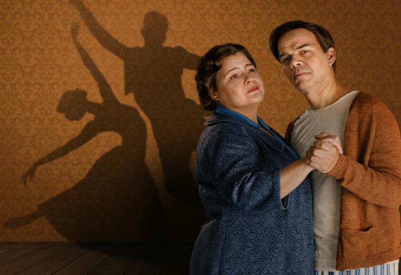 Kouvolan teatterin Elämän virta-näytelmän pääosia eli Olavi Virtaa ja Hulda Simulaa esittävät Veli-Matti Karén ja Johanna Heimonen.