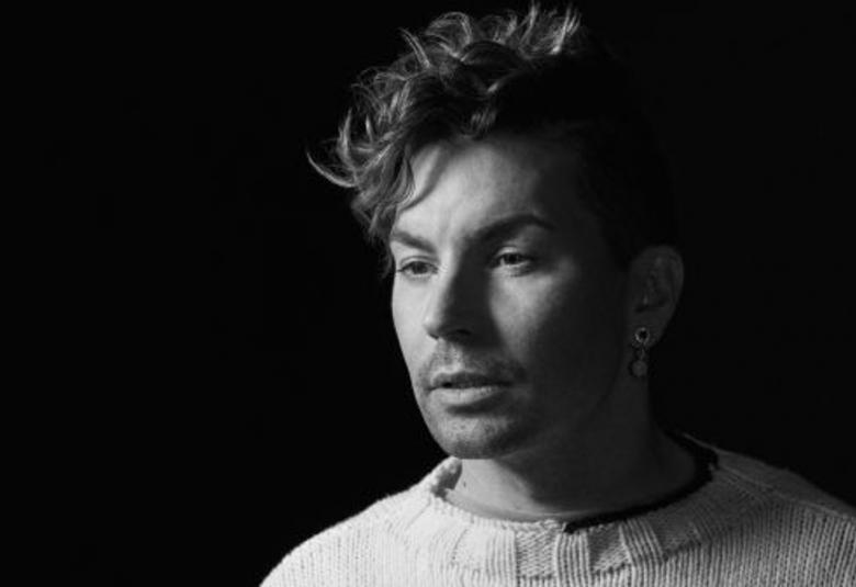 Kuvassa on kasvokuva, jossa Antti Tuiskun kasvot vinottain.  Kuva on mustavalkoinen.