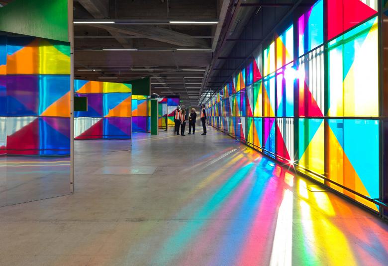 Kuvassa on värikkäitä sermejä EMMAn salissa.