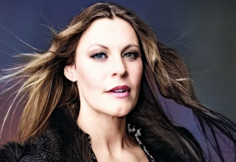 Kuvassa on Floor Jansen kasvokuvassa ja hänellä on pitkät, tummat hiukset auki valloillaan.