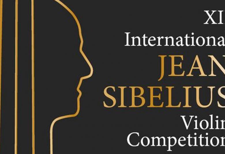 Kuvassa on mustalla pohjalla kultaisella värillä piirrettynä pystysuorat viulun kielet ja Sibeliuksen profiili.  Tekstissä on kultaisella tai valkoisella värillä XII International Violin Competition 18- 29 May 2022.