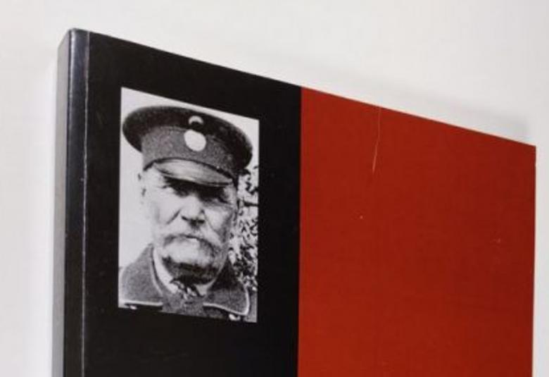 Kuvassa on osa kansikuvasta Erkki Toivosen kirjassa ja siinä on vasemmalla musta-valkoinen kuva vanhasta miehestä.  Muu osa on punaista.