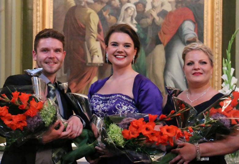 Kuvassa ovat Joonas Asikainen, Hannakaisa Nyrönen, Niina Laitinen kukitettuna.