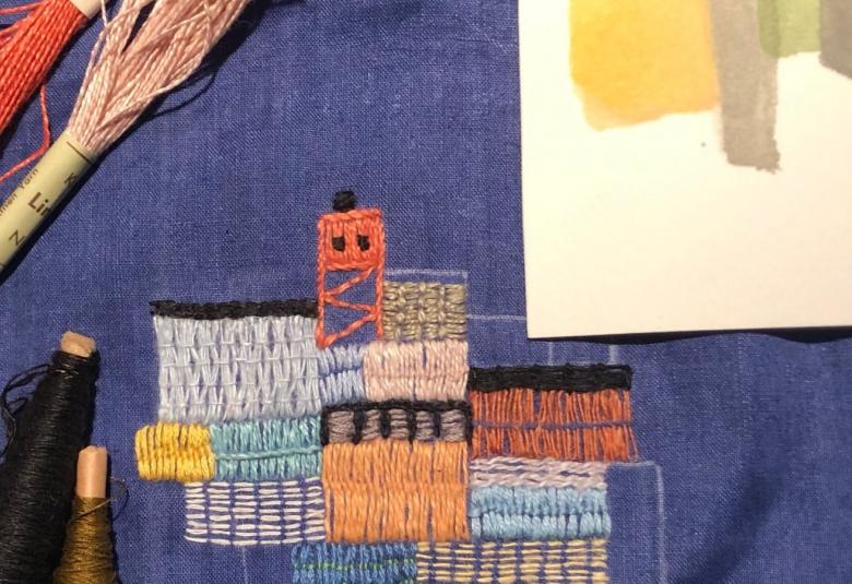 Kuvassa on farkkukankaan päällä tilkkuja, eri värisiä lankoja ym.