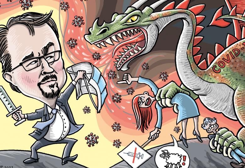 Kuvassa on Mika Salminen taistelemassa rokotuspiikki ja maski kädessään edessä olevaa lohikäärmettä vastaan.