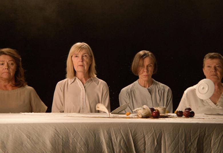 Kansallisteatterin suurella näyttämöllä on 6.4.2022 brittiläisen Caryl Churchillin Sanantuoja -näytelmän kantaesitys.