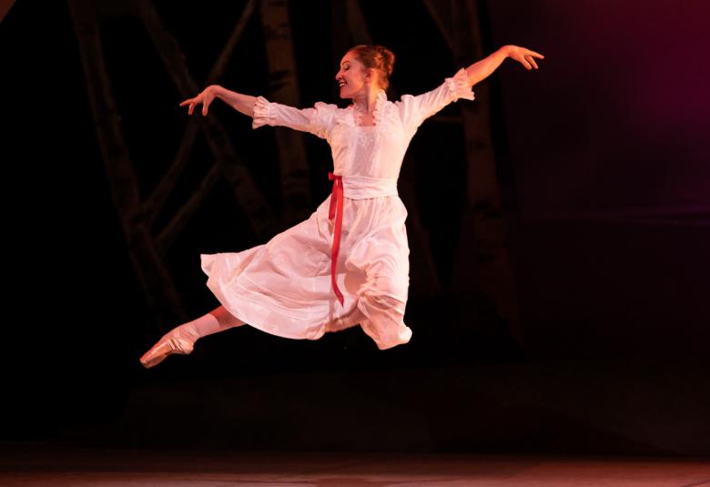 Kuvassa on ensitanssija Abigail Sheppard balettihypyssä.