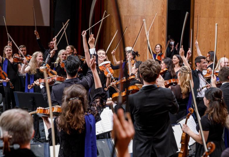 Kuvassa Euroopan nuoriso-orkesterin jäsenet ovat seisaallaan soittimet kädessään ympyrässä ryhmänä.