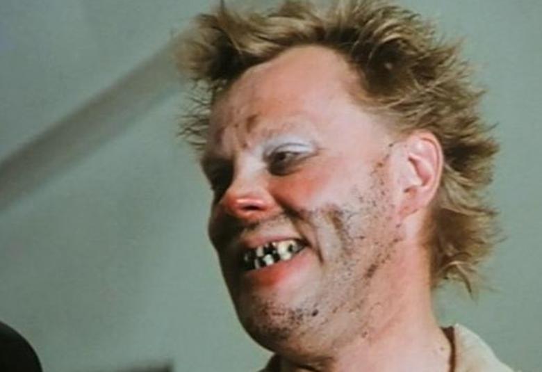 Kuvassa on Uuno Turhapuron sänkipartaiset kasvot kuvattuna yläviistoon.